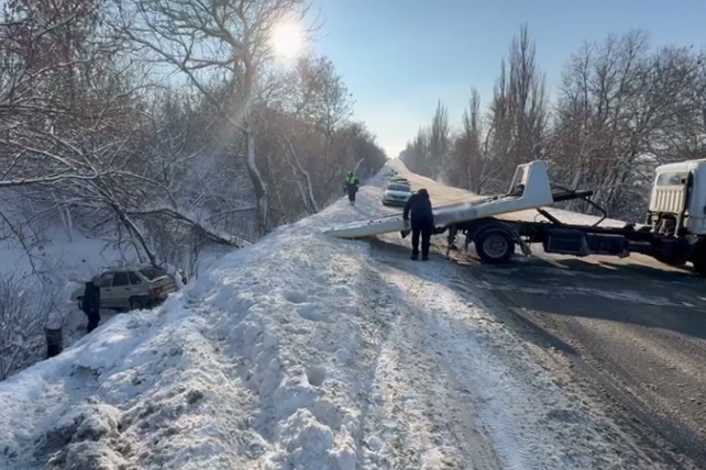 В Губкине сотрудники ДПС вызволили автомобилиста из снежной ловушки