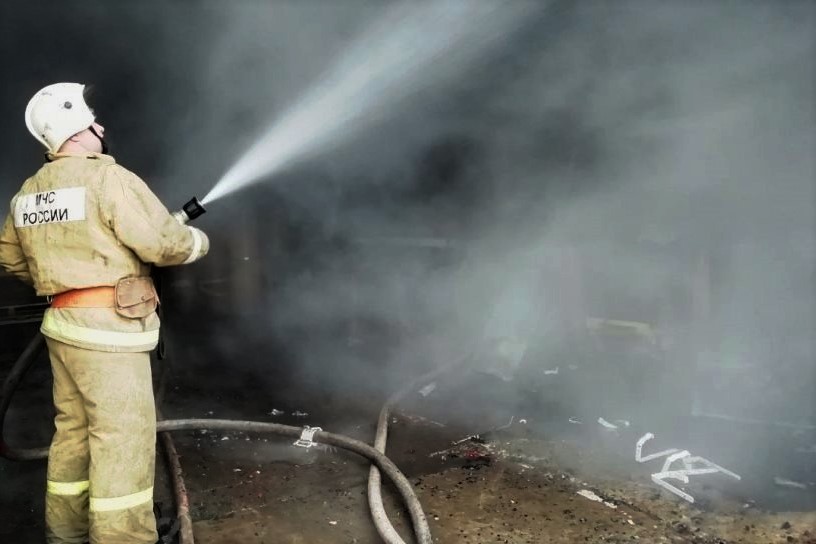 Губкинские пожарные спасли от огня девятиэтажку