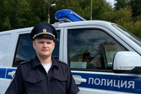 В Губкине участковый Артём Марченко остановил пьяную поножовщину и спас пенсионерку