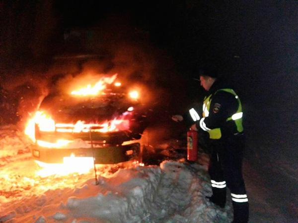 В Губкине загоревшаяся машина едва не стала причиной пожара на АЗС