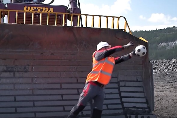 Гусеничный богатырь заступил на службу в карьере Лебединского ГОКа