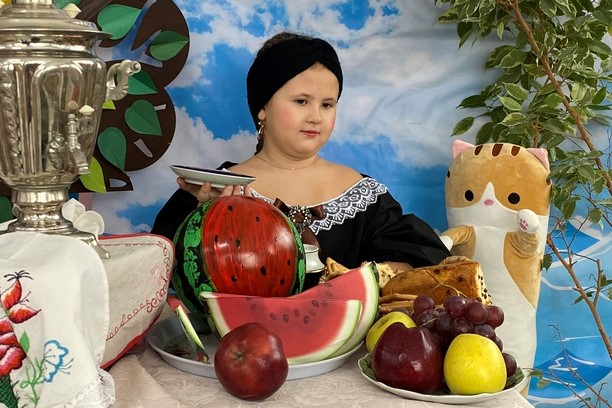 Девочка из Губкина перевоплотилась в «Купчиху за чаем» и стала победителем всероссийского конкурса