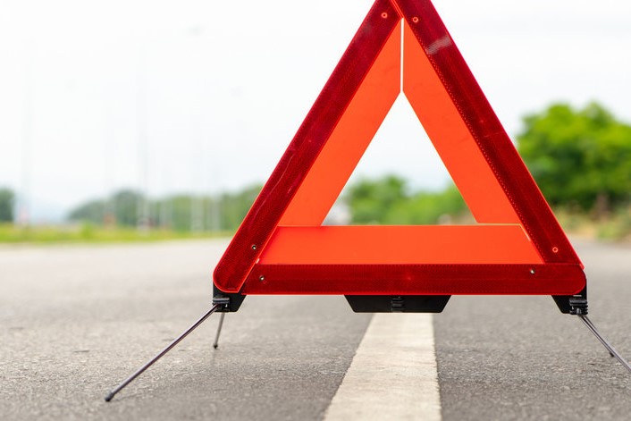 Volkswagen столкнулся с уборочной машиной на трассе под Губкином