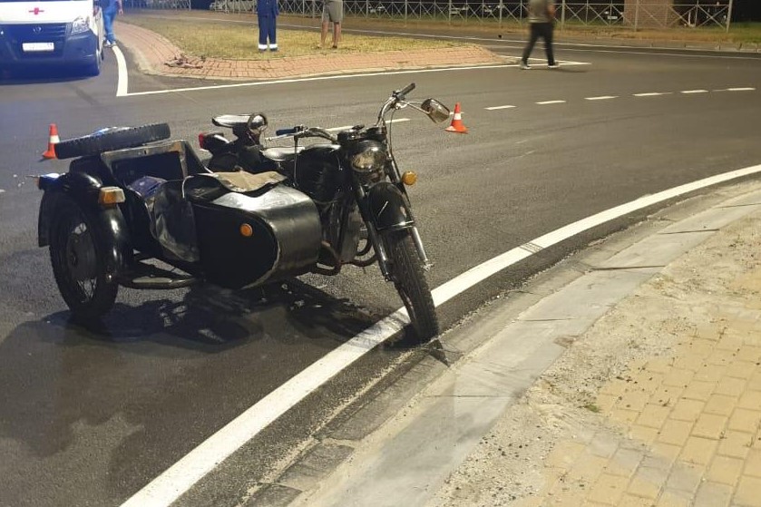 Три парня и несовершеннолетняя девушка перевернулись на мотоцикле в Губкине