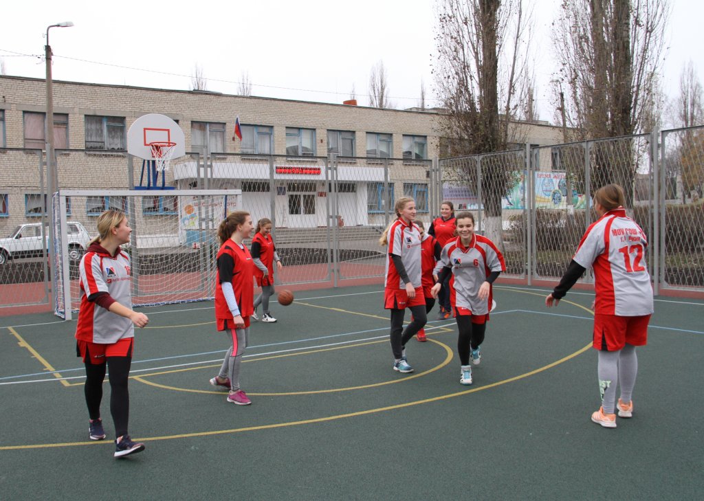 Площадка для игры в баскетбол, волейбол, футбол в школе _13.jpg