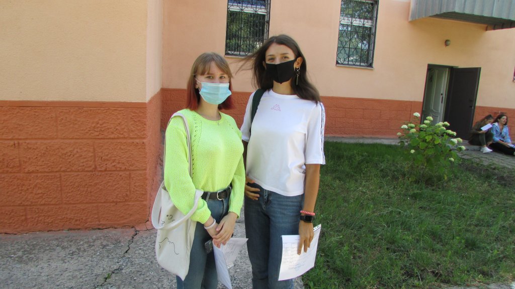 ученицы школы №16 Алина Черемисина и София Агафонова впервые решили поработать в каникулы.jpg