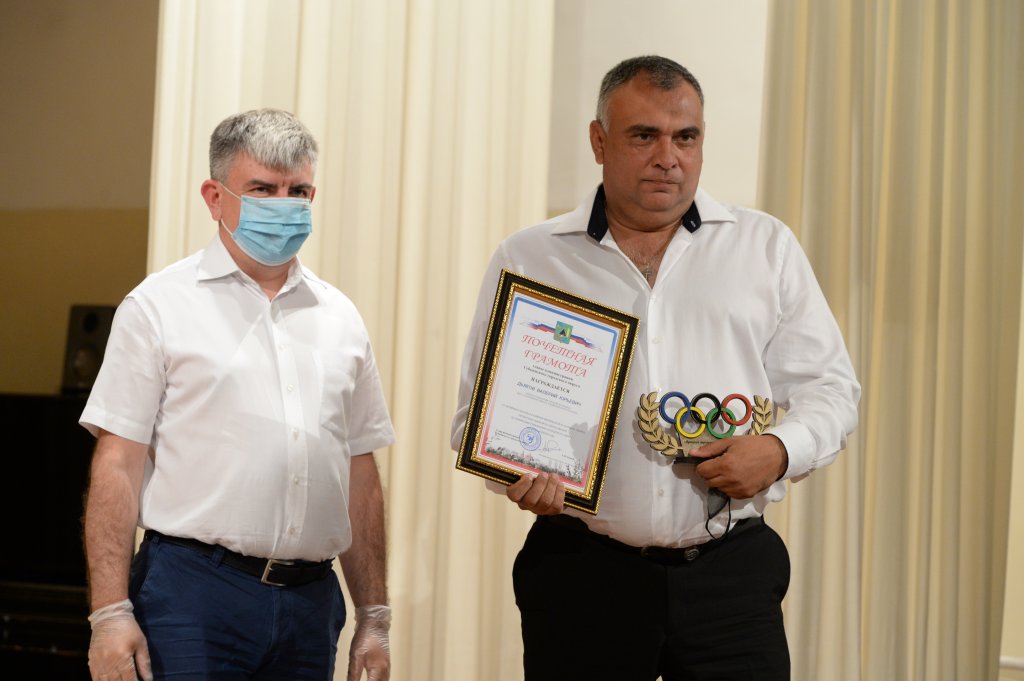 Гаевой Наградил тренера отделения легкой атлетики Валерия Дьякова.JPG