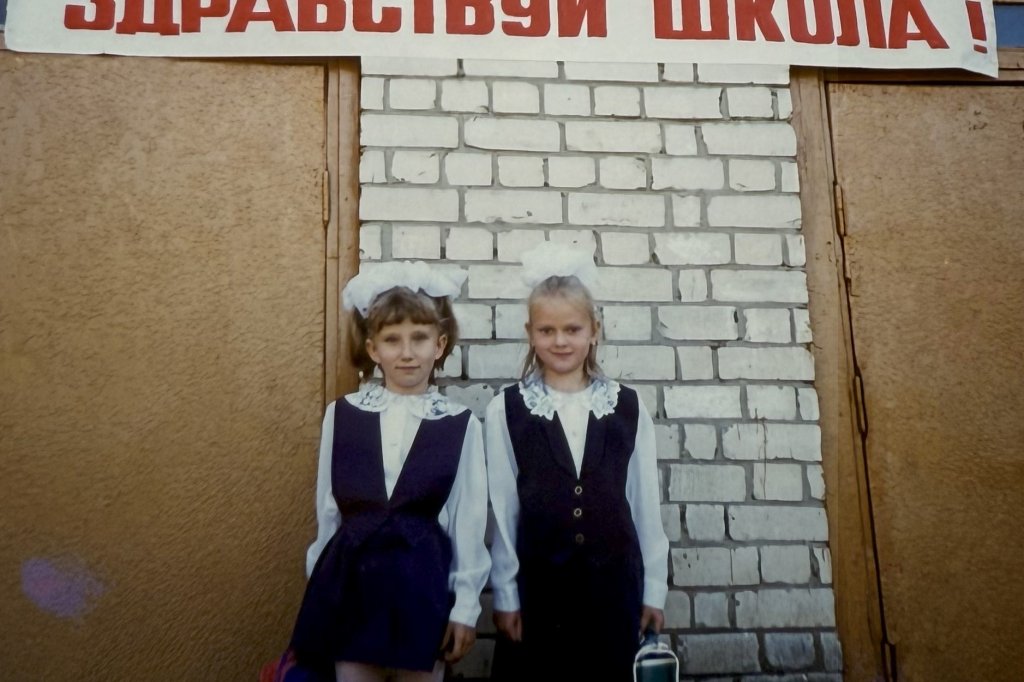 Щупановская (справа) школа.jpg