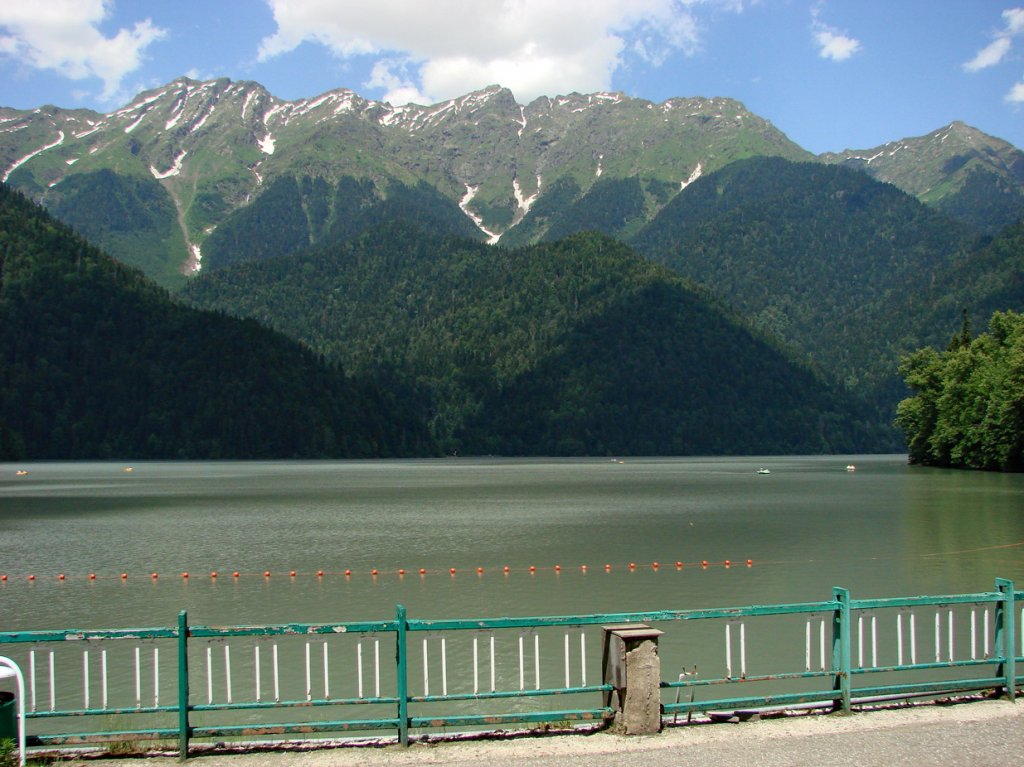 Опасно ли ехать в абхазию. Отпуск Абхазия встречай. Абхазия встречай фото. Стоит ли ехать на озеро Рица в дождь. Каким будет Абхазия в будущем.