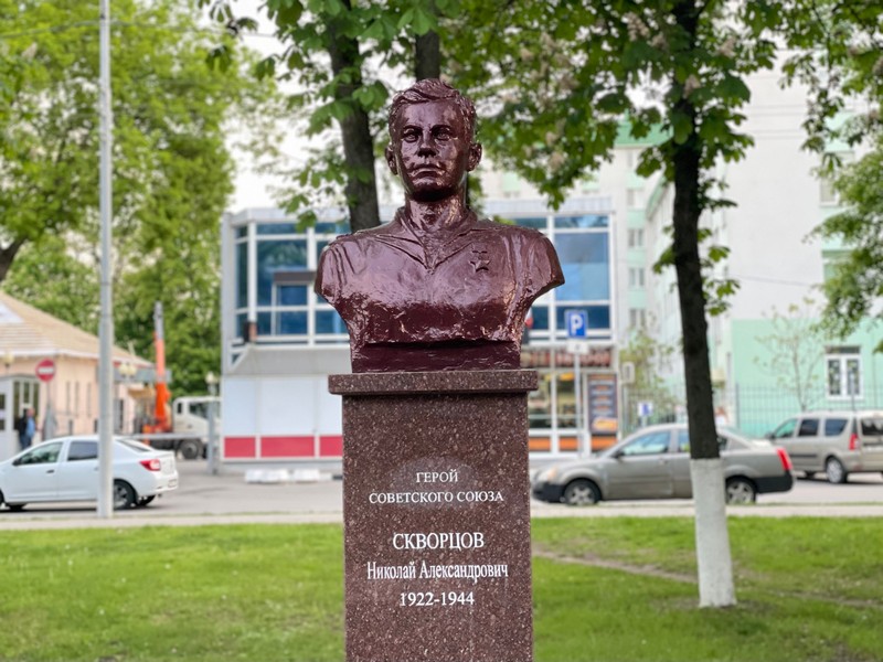 8 памятник Скворцову.jpg