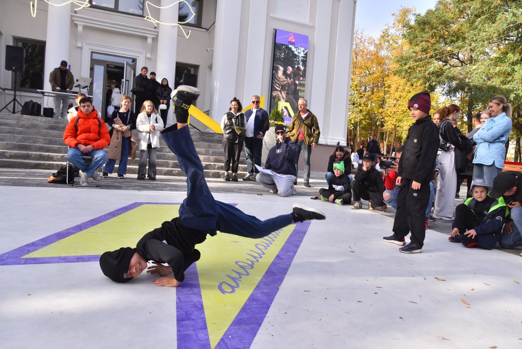 Батлы любителей брейк-данса - часть фестиваля Аномалия.JPG