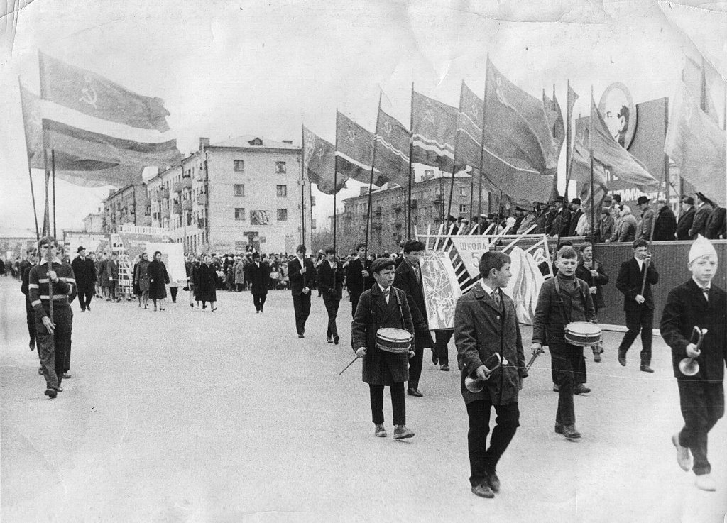 Колонна учащихся средней школы № 1, 1962 год.jpg