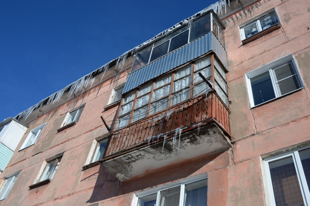 сосульки на балконах жилых домов