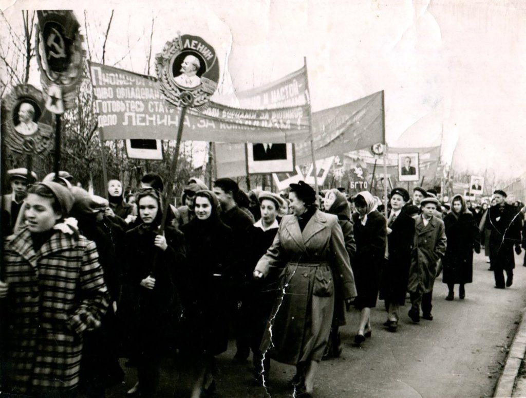 Кривенцова Валентина Никитична, учитель математики, с учащимися средней школы № 2, 1960-е годы.jpg