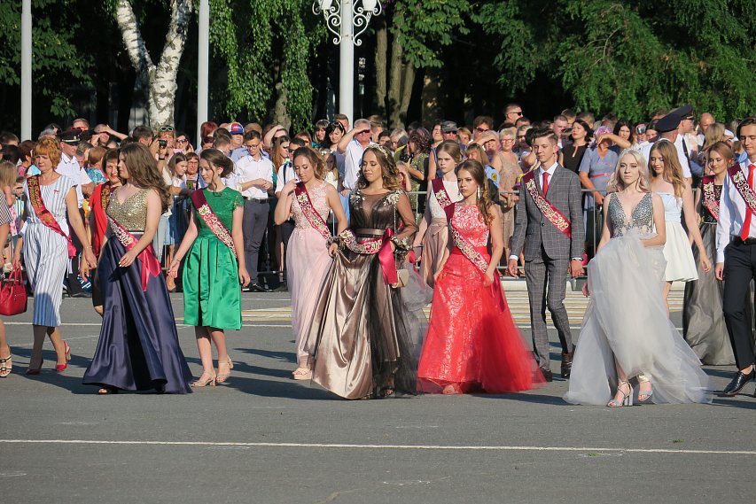 Губкинские выпускники устроили танцевальный флешмоб