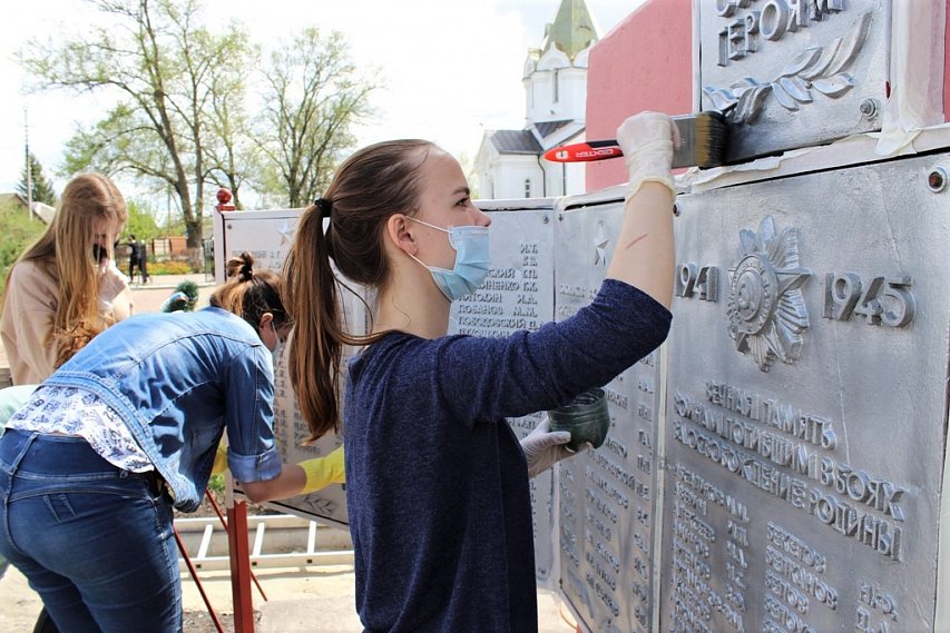 Активисты «Нового поколения» провели небольшую реставрацию одного из памятников Белгородской области ко Дню Победы