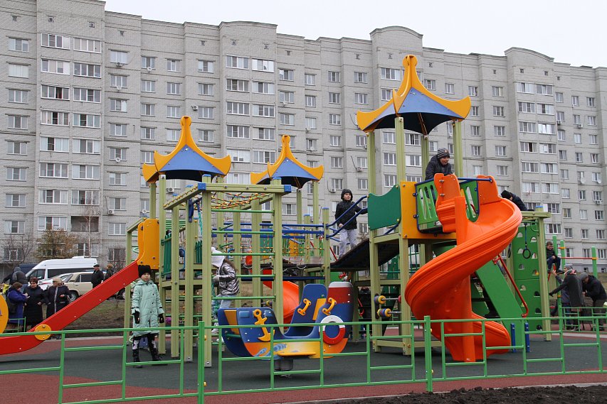  В Губкине построены пять детских площадок