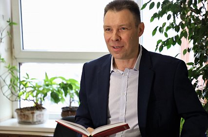 «Строки возникают сами собой»: как губкинец Михаил Лысых почувствовал неодолимую тягу к перу после 40 лет