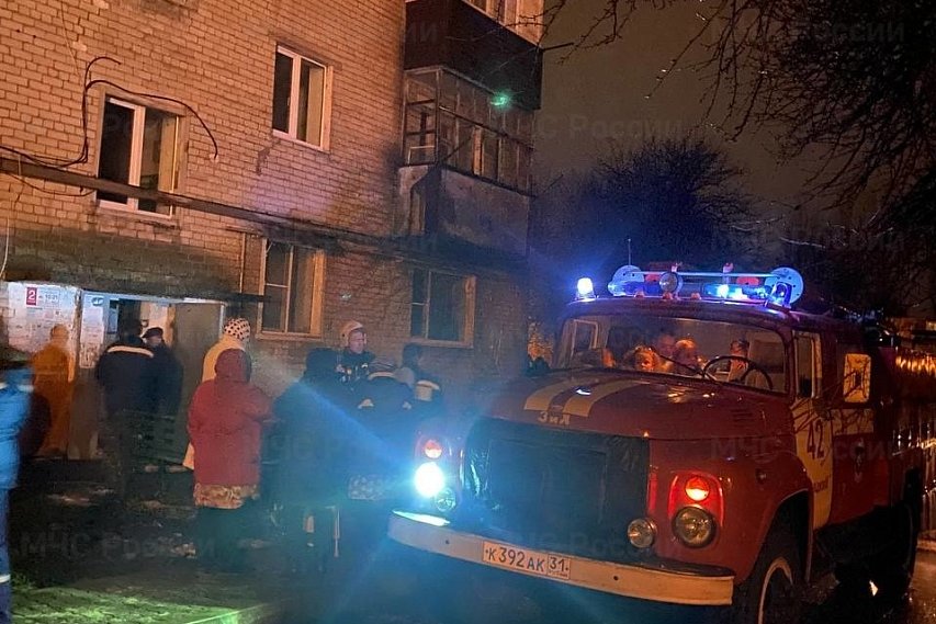Из горящей многоэтажки в Губкине эвакуировали женщину и троих детей