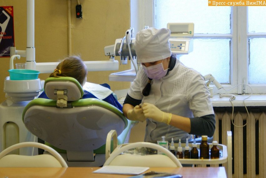 В губкинской стоматологии вместо 11 детских врачей работают лишь два