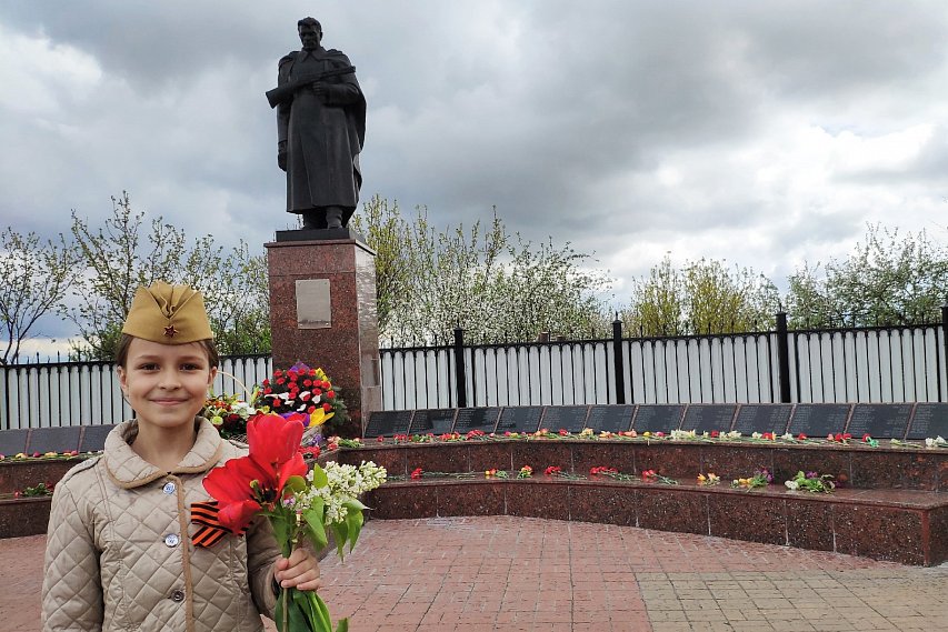 Жители Губкина целый день несли цветы к памятникам 9 мая