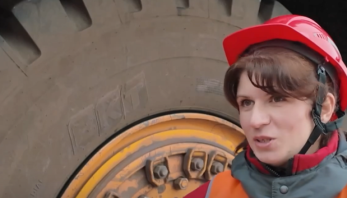 Светлана Хлопова — первая и пока единственная на комбинатах Металлоинвеста женщина водитель БелАЗа