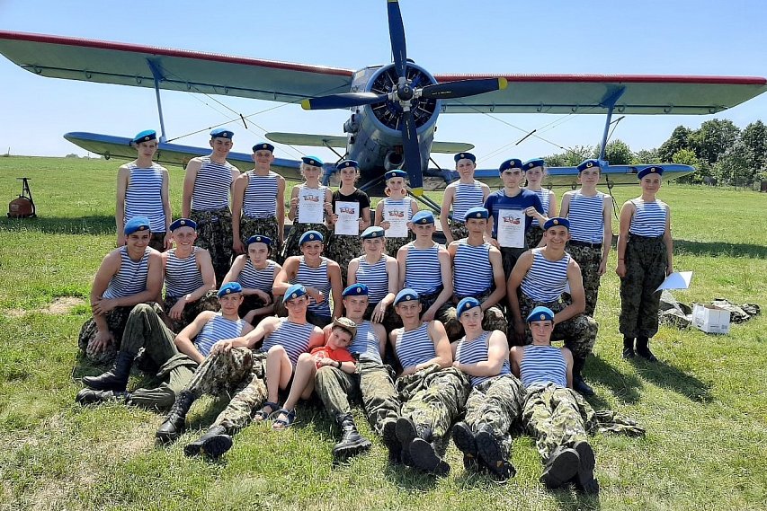Курсанты военно-патриотических клубов Губкина открыли сезон прыжков с парашютом
