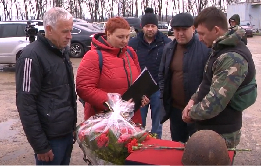 На белгородской таможне внучке из Донецка передали останки деда-героя 