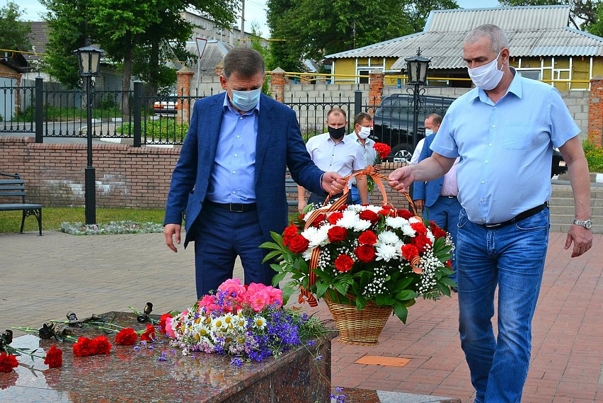 В Губкине в День памяти и скорби к мемориалам и памятникам несут цветы