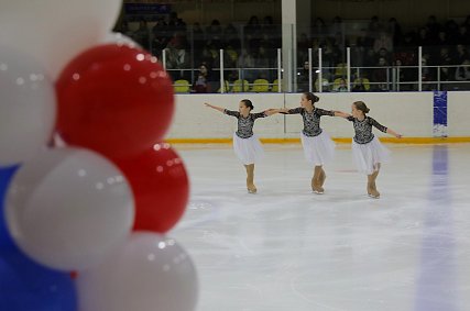 Губкинские хоккеисты и фигуристы получили 200 пар коньков от фонда «Поколение»