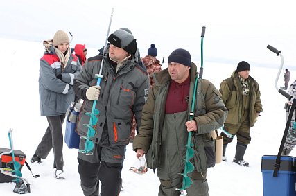 Работники Лебединского ГОКа устроили соревнования по подлёдному лову