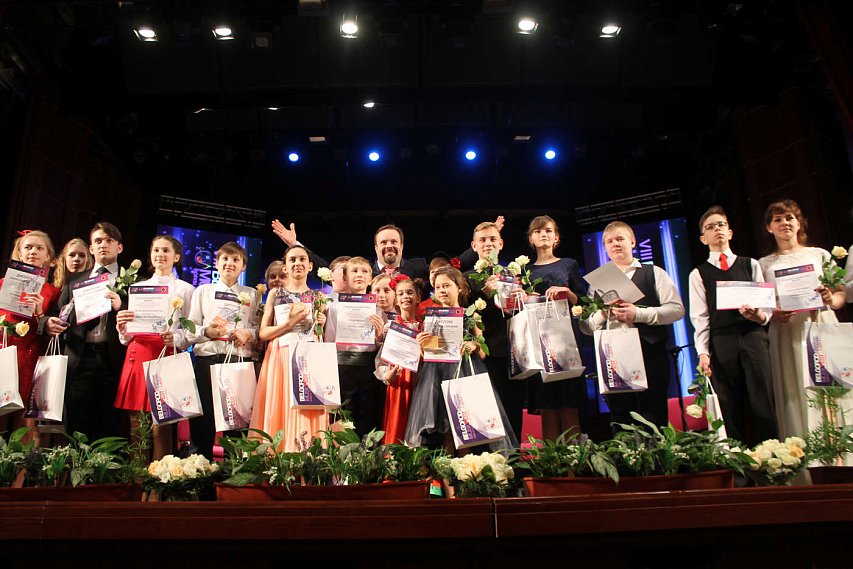 Знаменитый музыкант вручил награду Никите Полосаеву из Губкина