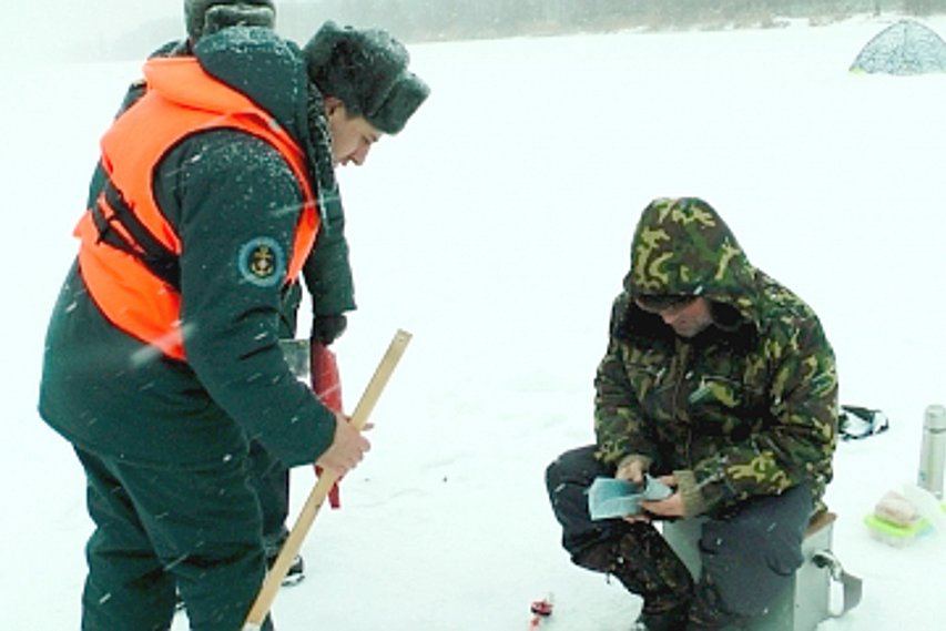 Много лунок не делать, группами не собираться ­ - какие советы дают белгородским рыбакам в МЧС 