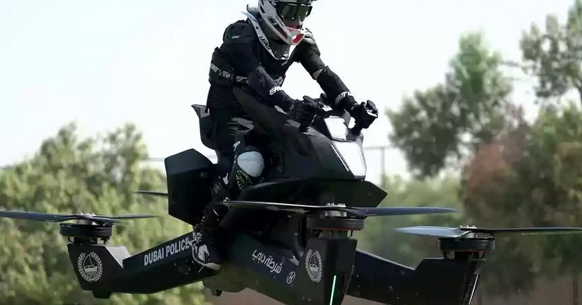 Читы летающий мотоцикл. Летающий мотоцикл Hoverbike s3. Полиция на летающих мотоциклах. Летающие мотоциклы в Дубае полиция. Ховербайк киберпанк.