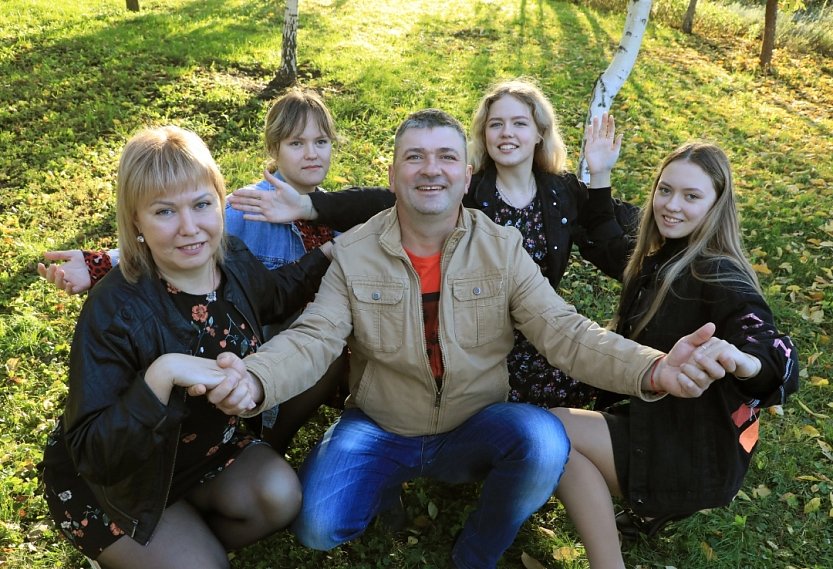 Губкинец Денис Викоброда рассказал, каково быть папой девочек-тройняшек