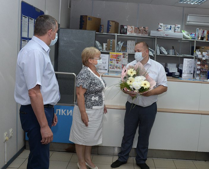 Работников губкинского почтамта поздравили с профессиональным праздником