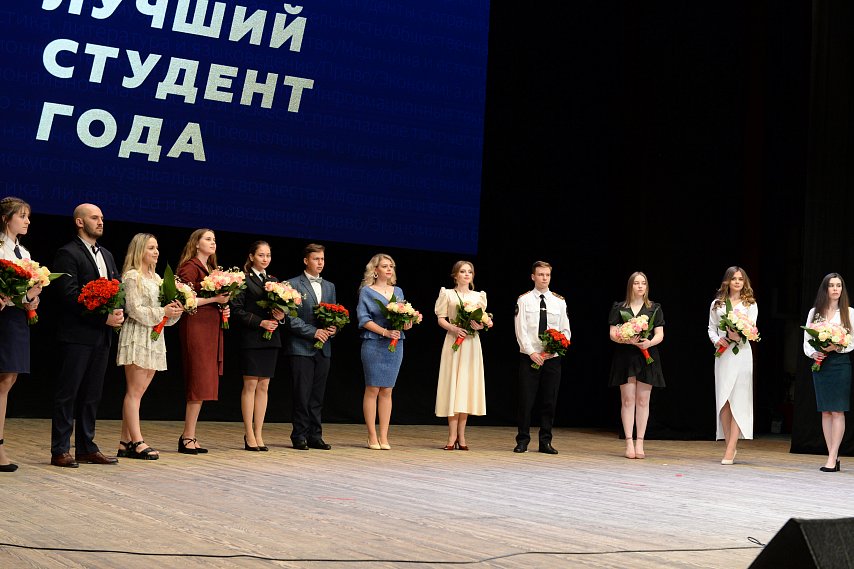 Андрей Скоч вручил стипендии лучшим студентам Белгородской области 