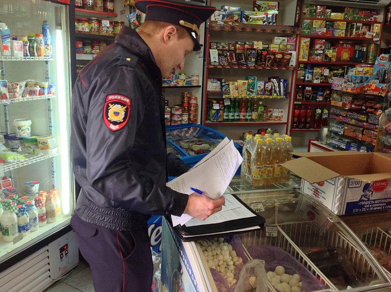 Губкинские полицейские задержали продавщицу магазина