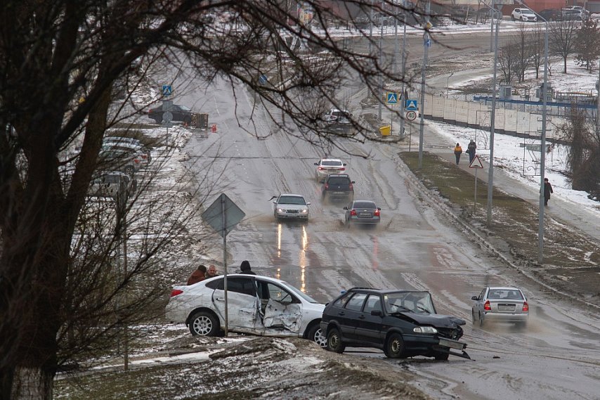 В Губкине два человека пострадали при столкновении Hyundai и Lada