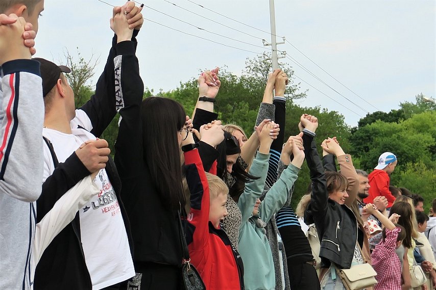 Губкинский рекорд на самую длинную эстафету рукопожатий зарегистрировали официально