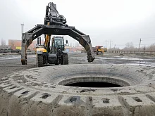 Новый шинный манипулятор приступил к работе на Лебединском ГОКе