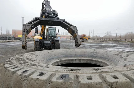 Новый шинный манипулятор приступил к работе на Лебединском ГОКе