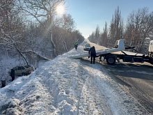 В Губкине сотрудники ДПС вызволили автомобилиста из снежной ловушки