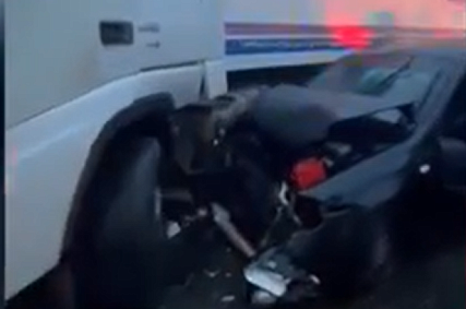 Грузовик врезался в легковушку на трассе под Губкином