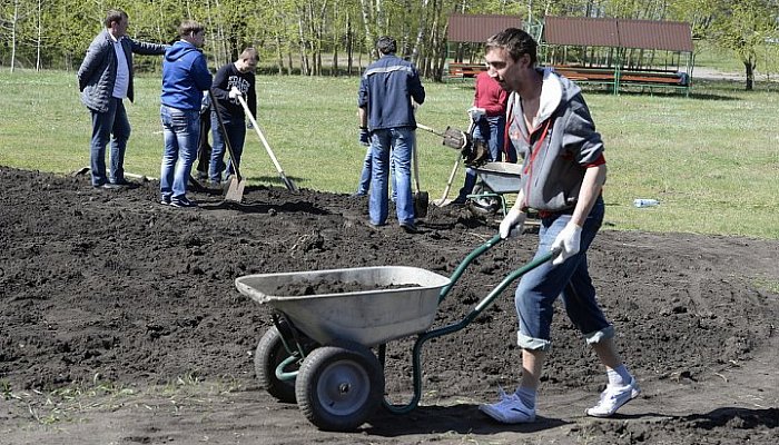 Молодежь Лебединского ГОКа провела субботники на базе отдыха "Лебедь"