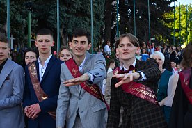 Губкинский выпускной на площади и в школе № 16