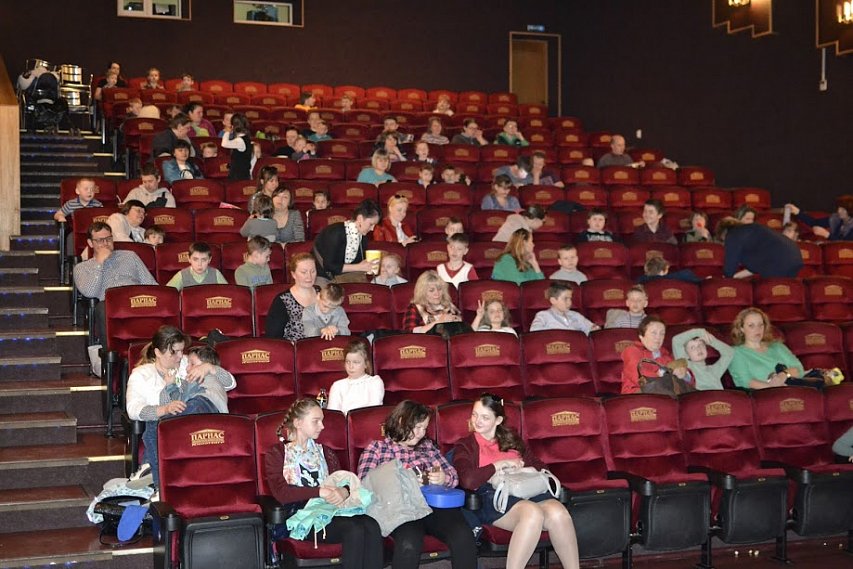 В Губкинском кинотеатре прошёл адаптированный кинопоказ для детей с расстройствами аутистического спектра