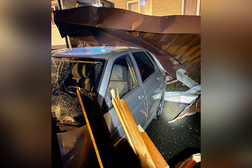 В Губкине металлочерепица с многоэтажки упала на припаркованные автомобили