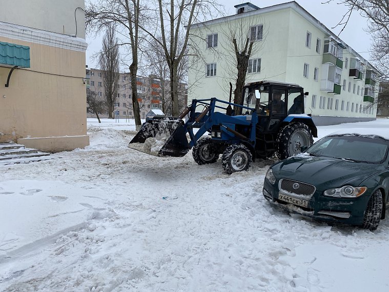 Для расчистки дворов в губкинском микрорайоне Лебеди пришлось привлекать дополнительную технику
