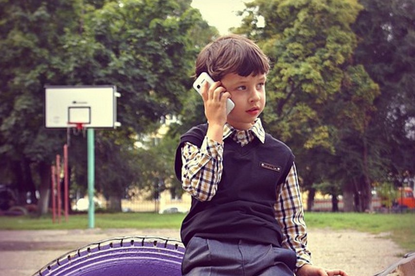 Белгородские школьники перед уроками будут сдавать мобильники в спецящики
